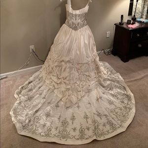 Ysa Makino- never worn white wedding gown
